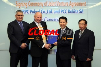 在2015年jv推出（L to R）Wieslaw Klimkowski，PCC Rokita董事长，Walderma Preussner，PCC集团所有者和vp，IRPC总裁Sukrit Surabotsopon和Boo<em></em>ndech Puri，IRPC md。 信贷：罗基塔